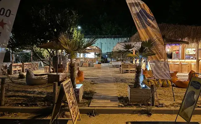 مقایسه دوربین اصلی در شب: بالا: اس ۲۳ اولترا – پایین: آیفون ۱۵ پرومکس مقایسه دوربین اصلی در شب: بالا: اس ۲۳ اولترا – پایین: آیفون ۱۵ پرومکس
