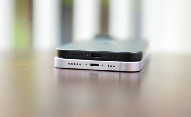 مقایسه آیفون ۱۴ با ۱۵ در طراحی پورت USB-C در آیفون ۱۵ در مقایسه با لایتنینگ در آیفون ۱۴