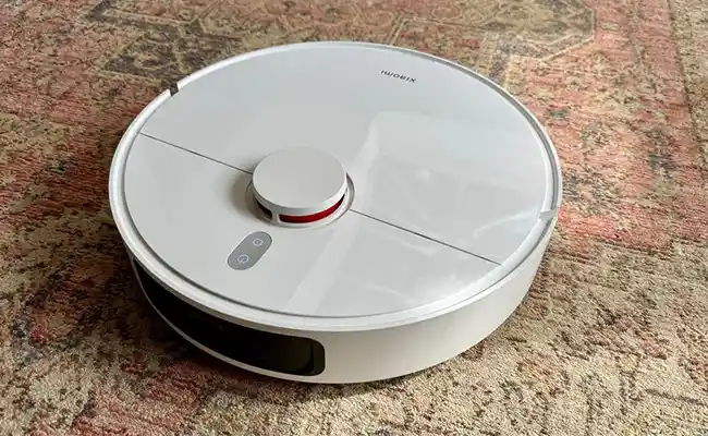 جارو رباتیک S20 Plus شیائومی در حال جارو کشیدن فرش