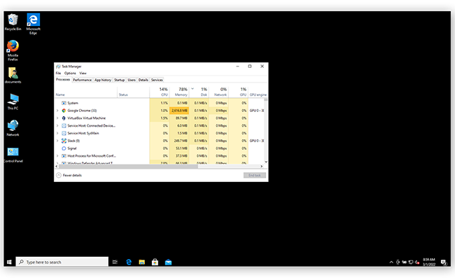 صفحه دسکتاپ مشکی که پنجره Task Manager و چند آیکون در آن وجود دارد. برگرداندن دسکتاپ با اجرای ویندوز اکسپلورر