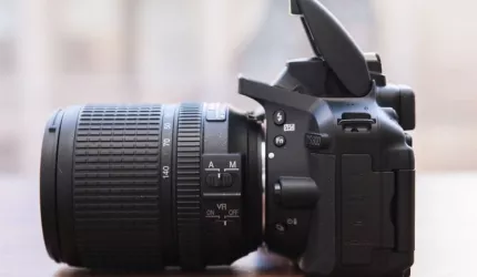 دوربین دیجیتال نیکون D5300 در قلب تصویر ، یک فنجان اینترنت