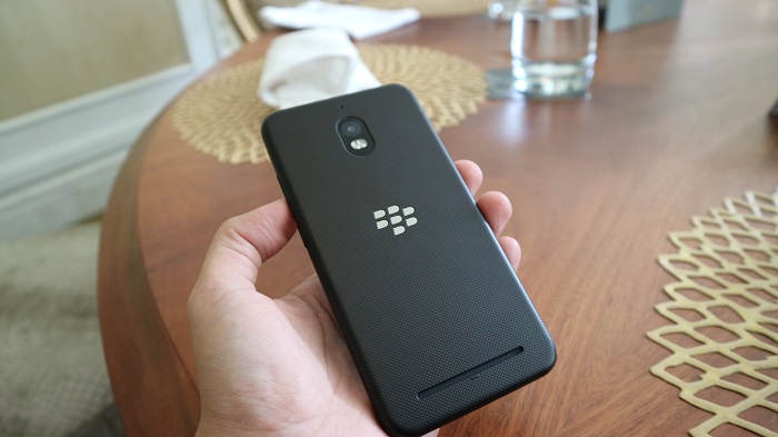 بررسی بلک بری ارورا (Blackberry Aurora)